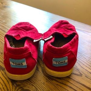 Red Toddler Toms • Size 7